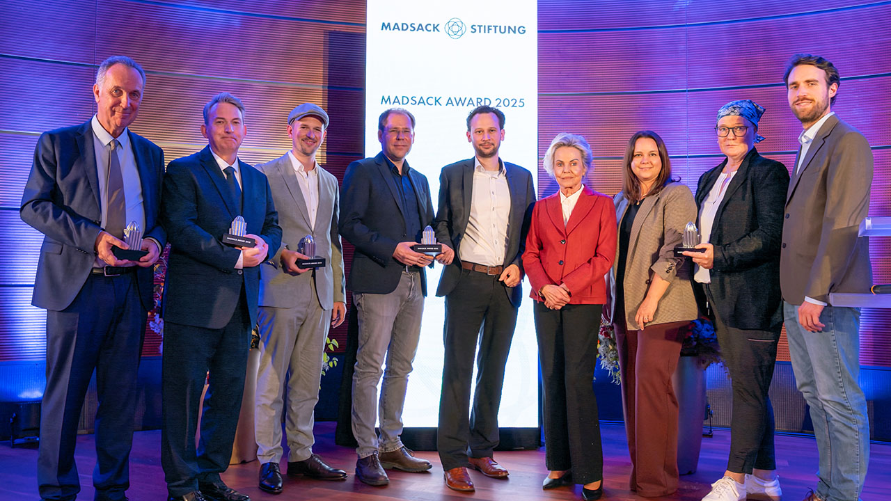 madsack-awards-2025 Sylvia Madsack mit Christian Gold, Sebastian Böhm, Julia Weigelt und Philipp Hübl